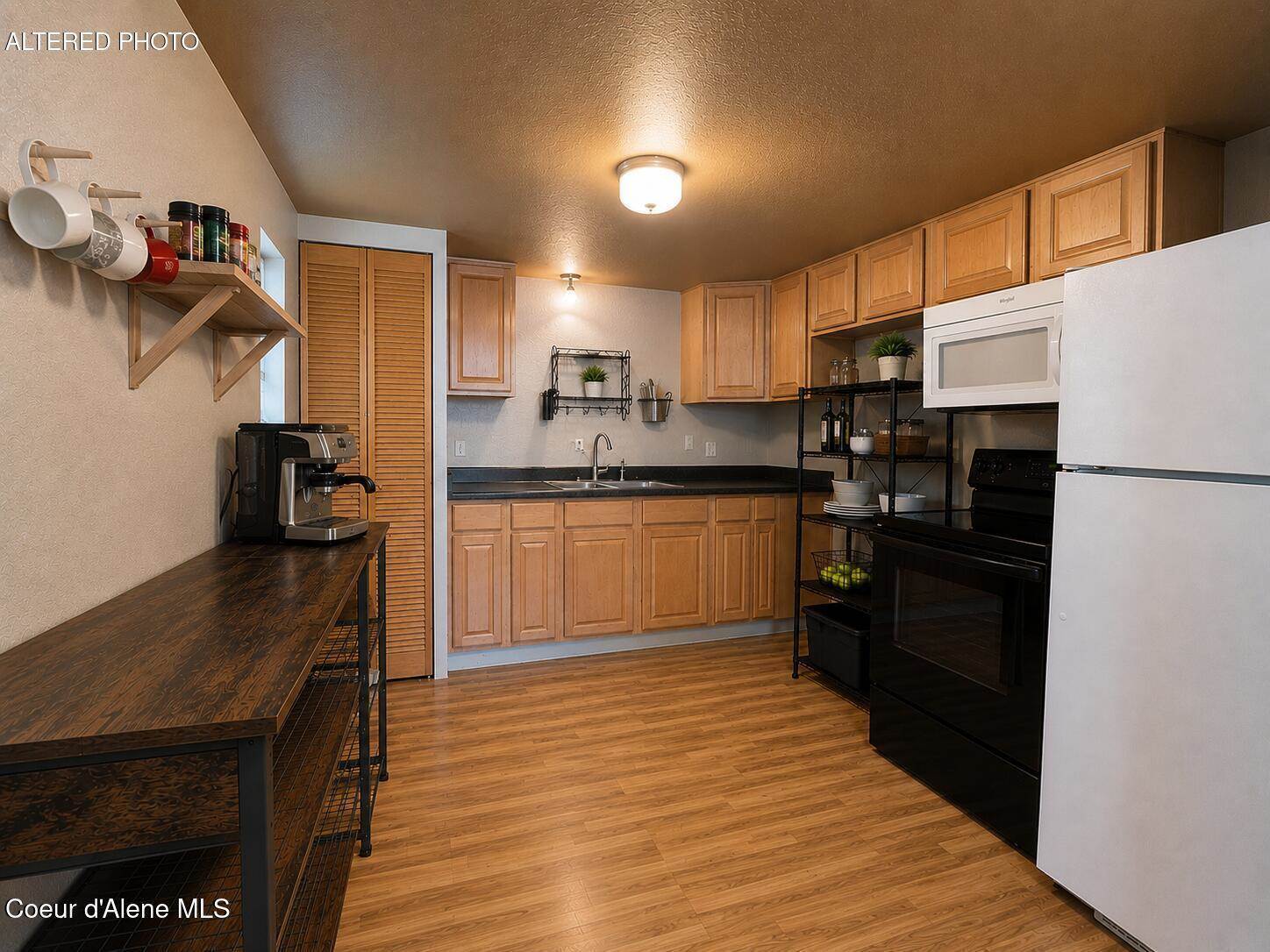 706 B St, Pinehurst, ID 83850