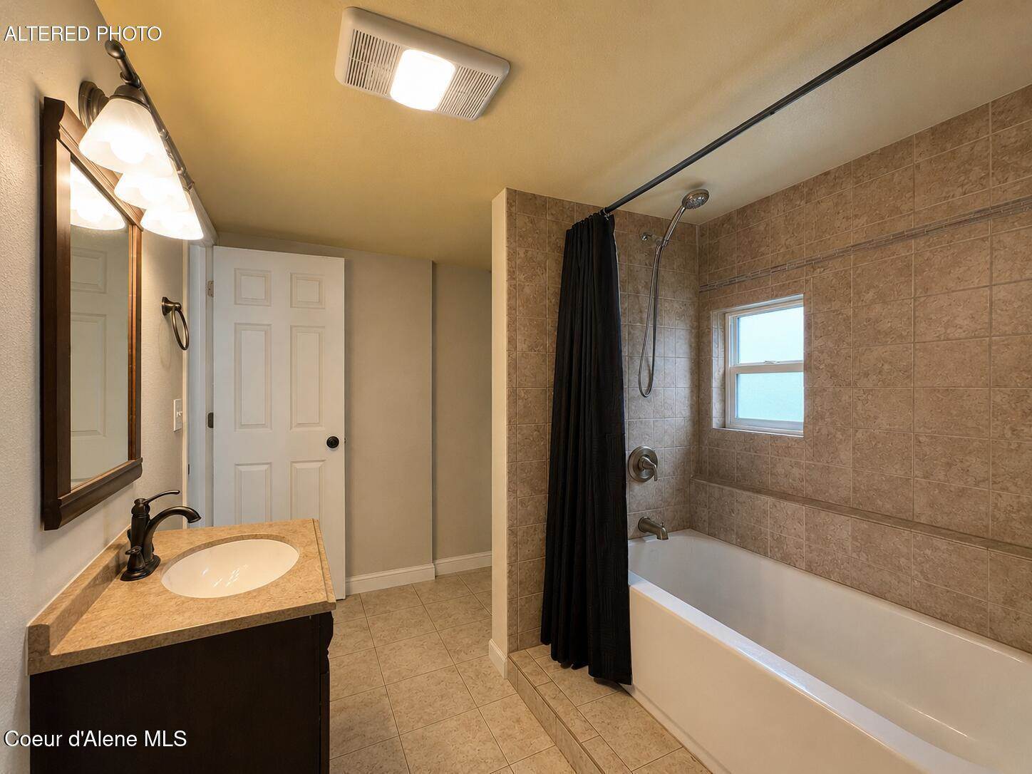 706 B St, Pinehurst, ID 83850