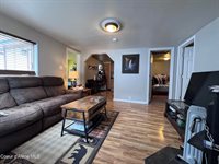 706 B St, Pinehurst, ID 83850