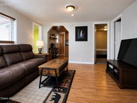 706 B St, Pinehurst, ID 83850