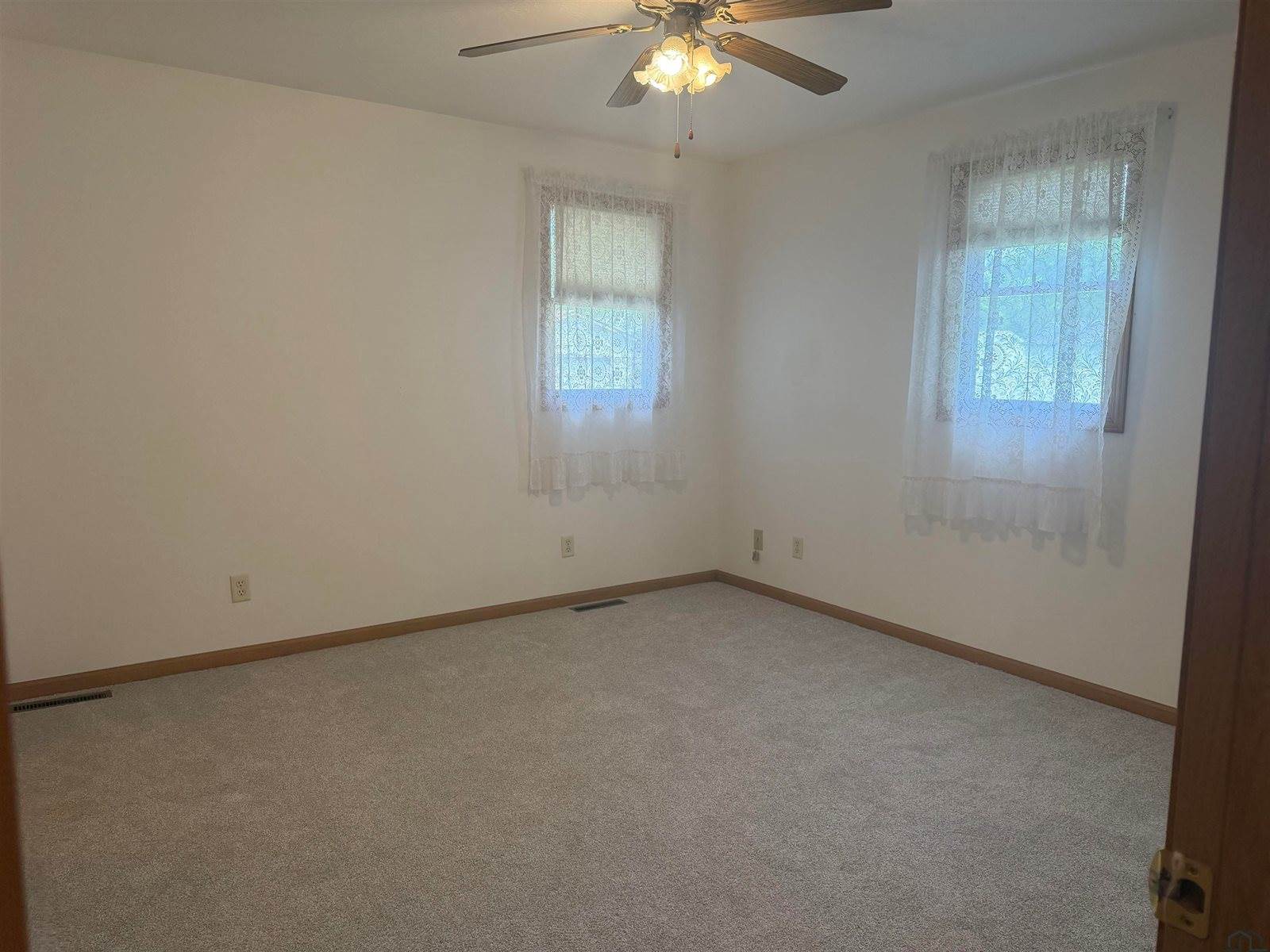 530 S 5th St, Akron, IA 51001