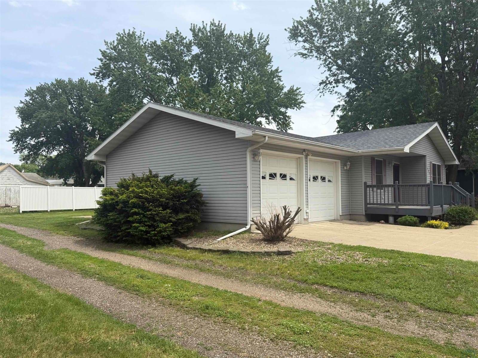 530 S 5th St, Akron, IA 51001