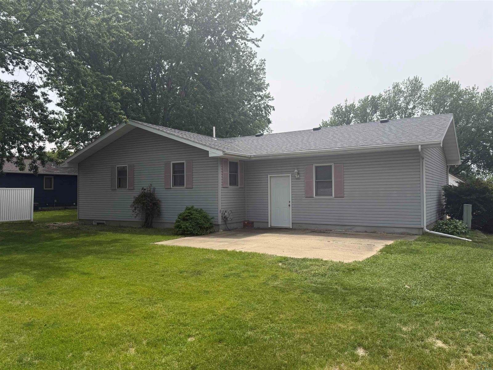 530 S 5th St, Akron, IA 51001