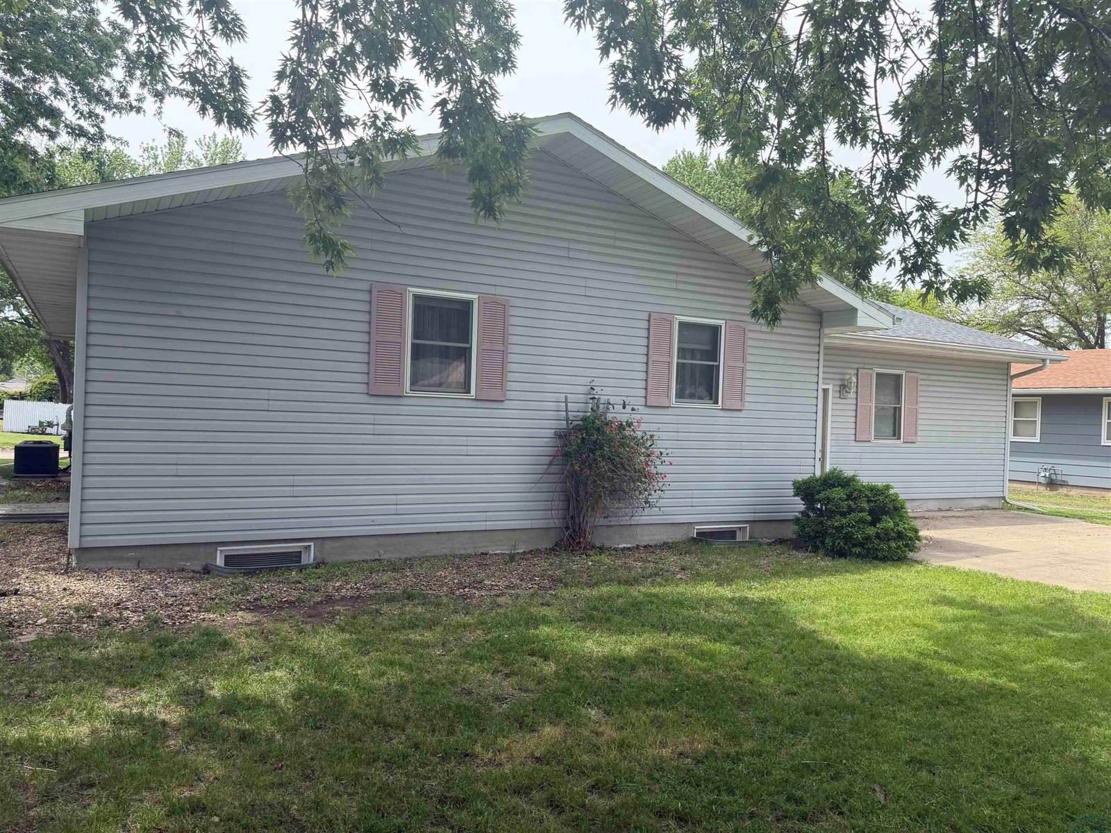 530 S 5th St, Akron, IA 51001