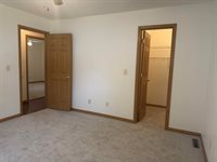 530 S 5th St, Akron, IA 51001