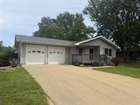 530 S 5th St, Akron, IA 51001
