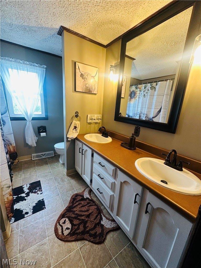 5966 Fairdale Drive, Cambridge, OH 43725