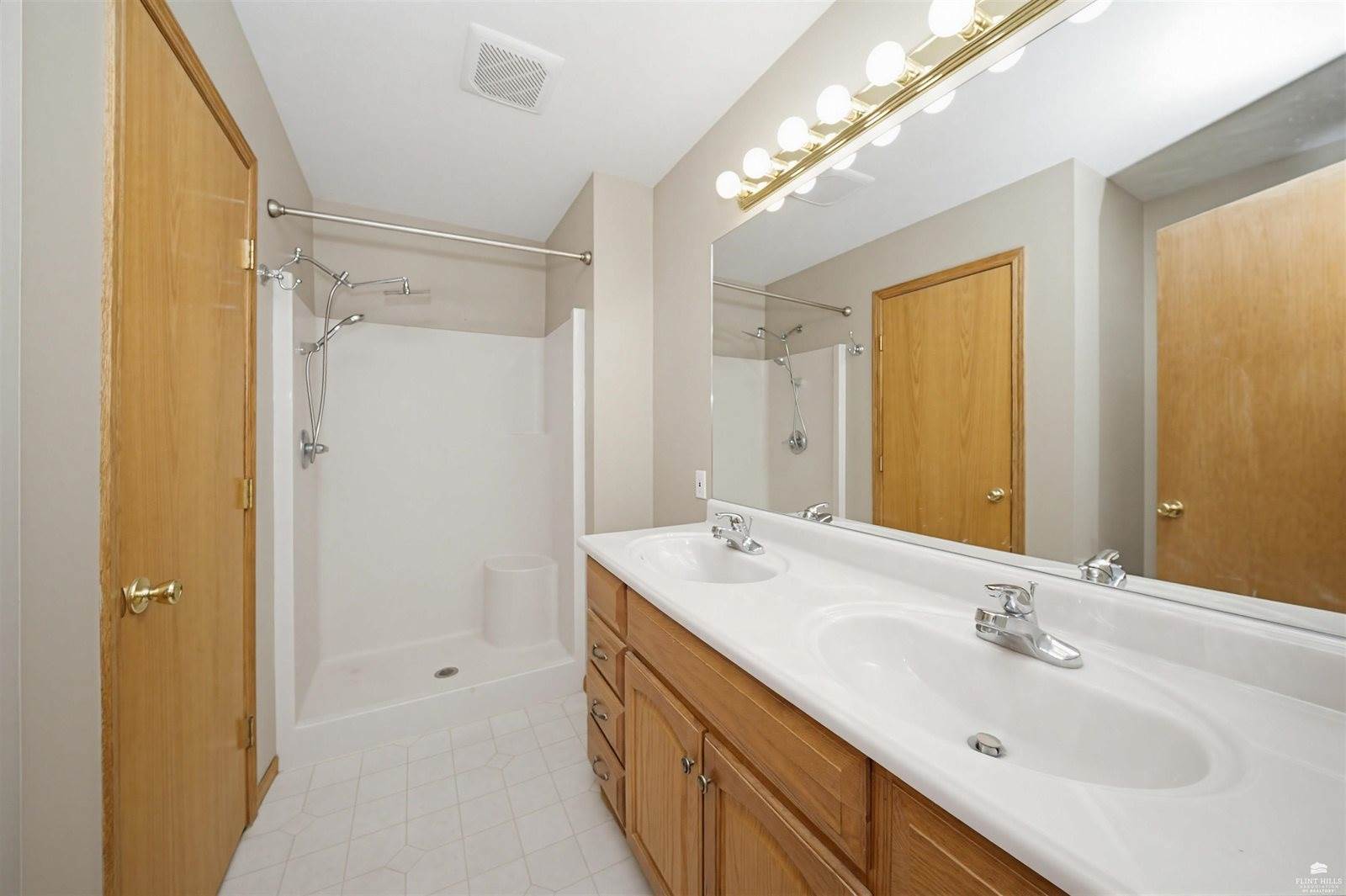 926 Nicholson, Chapman, KS 67431