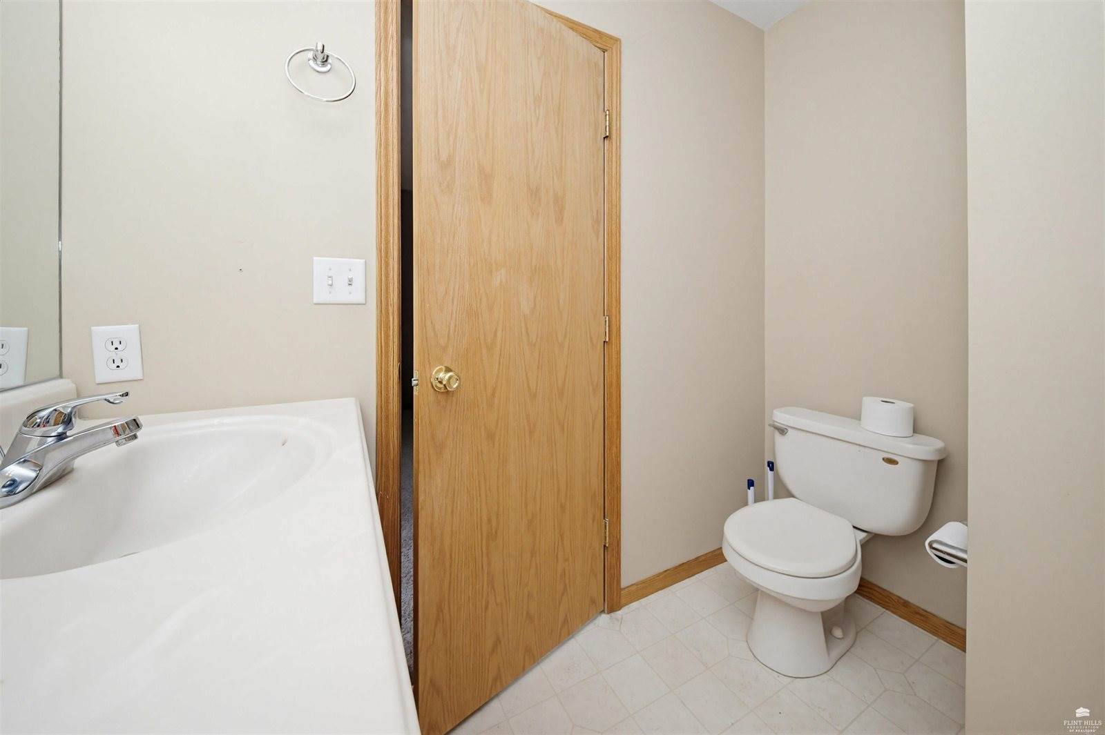 926 Nicholson, Chapman, KS 67431