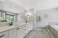 1053 Yates St, Lake Oswego, OR 97034