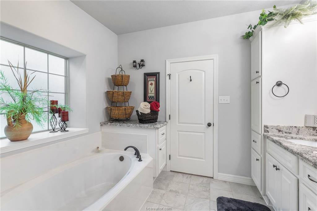 318 Cecilia Loop, College Station, TX 77845