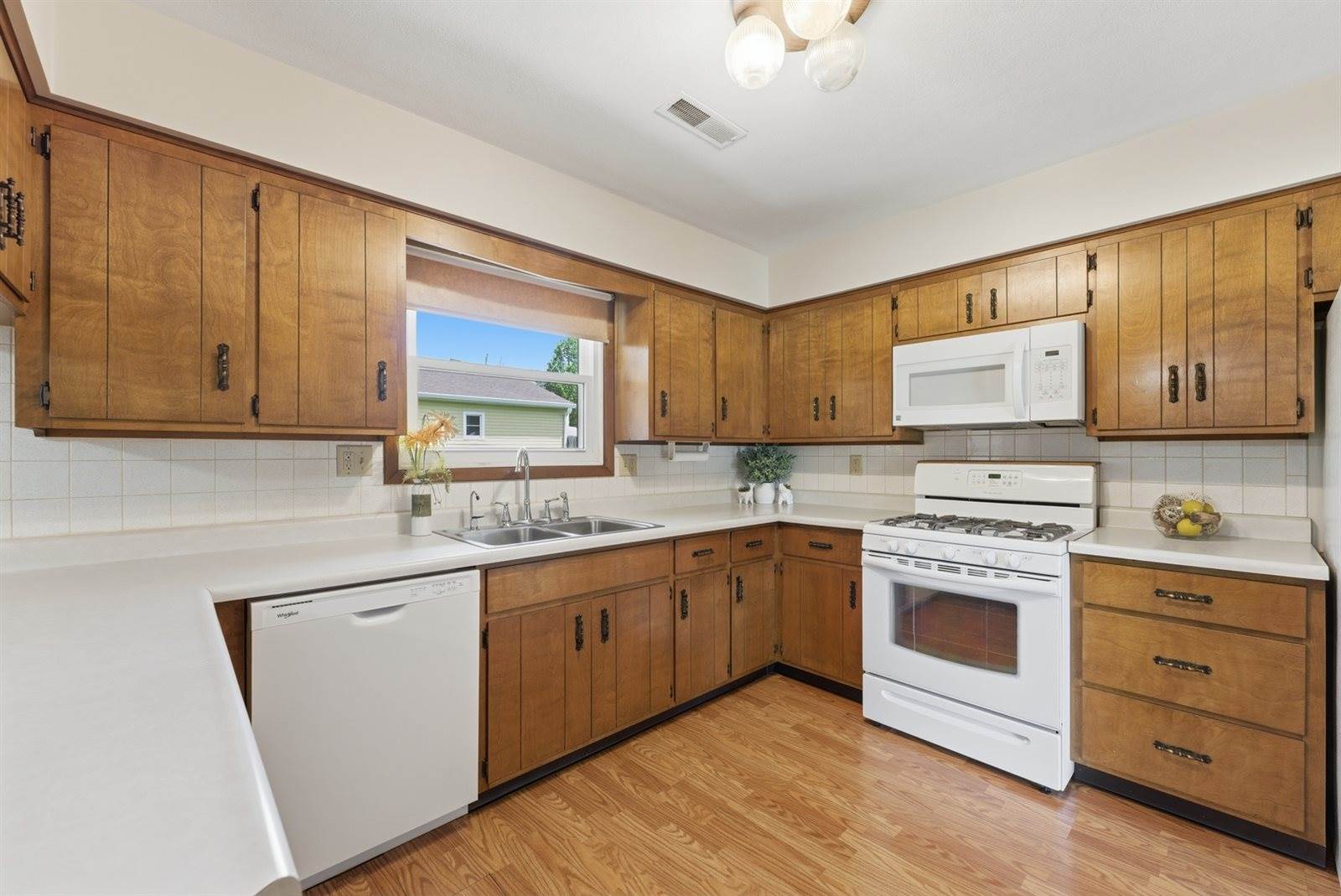 1200 6th Street, Hampton, IL 61256