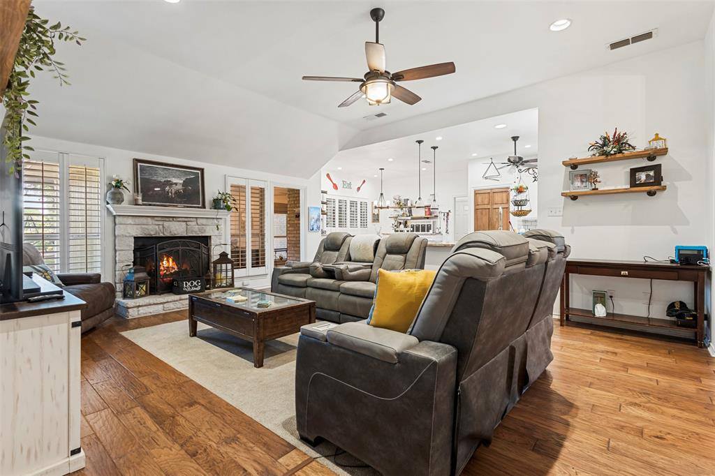 5303 Tioga Court, De Cordova, TX 76049