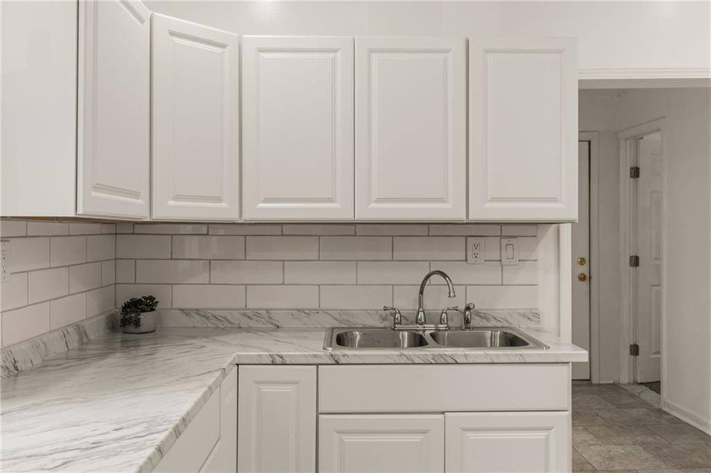 6010 Kenwood Avenue, Kansas City, MO 64110