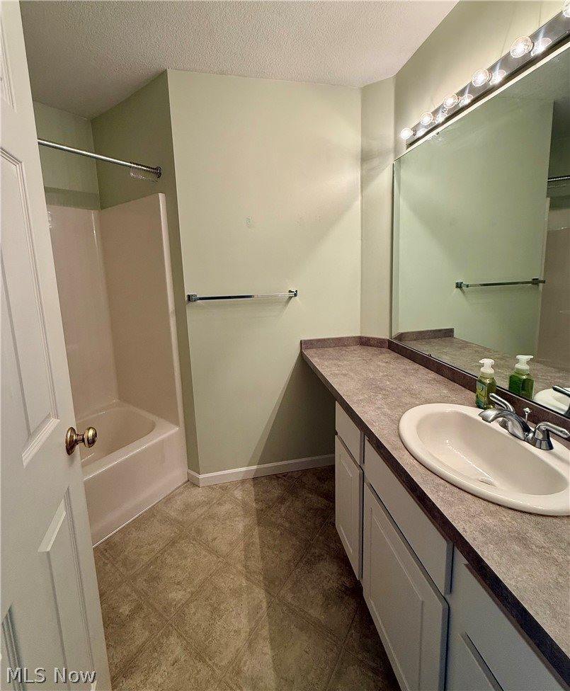 156 Spinnaker Drive, Columbiana, OH 44408