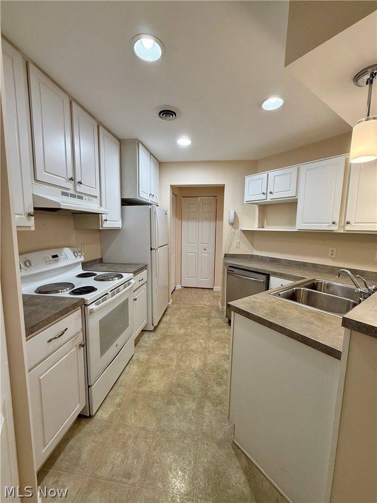 156 Spinnaker Drive, Columbiana, OH 44408