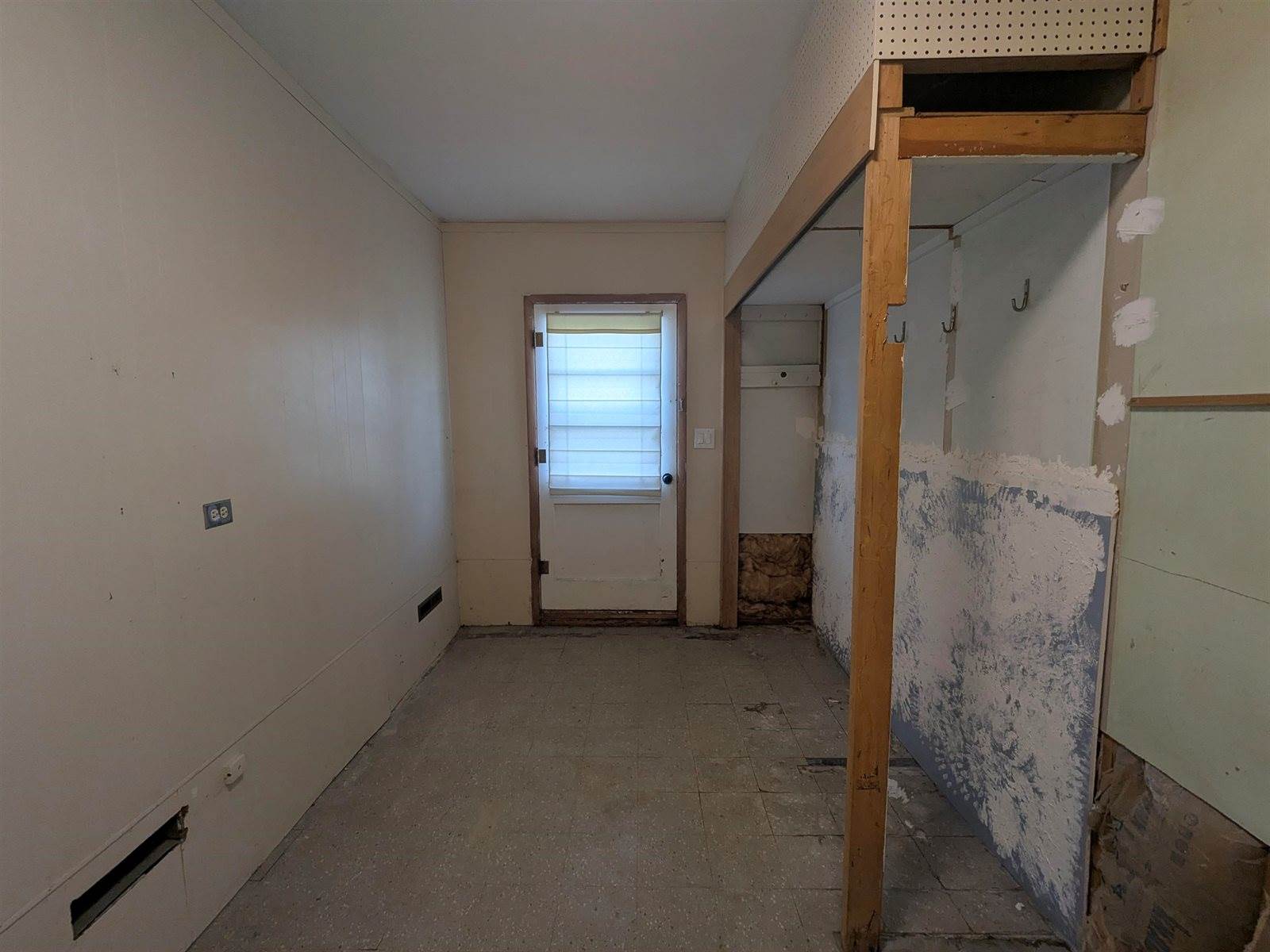 207 2nd Ave NW, Kenmare, ND 58746