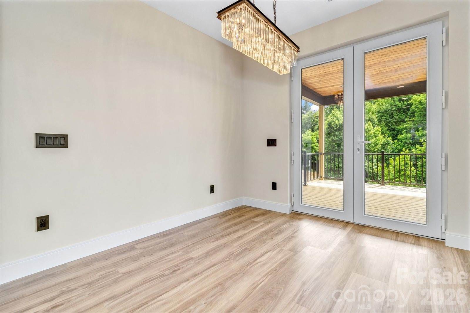 221 Coopers Drive, Hendersonville, NC 28739