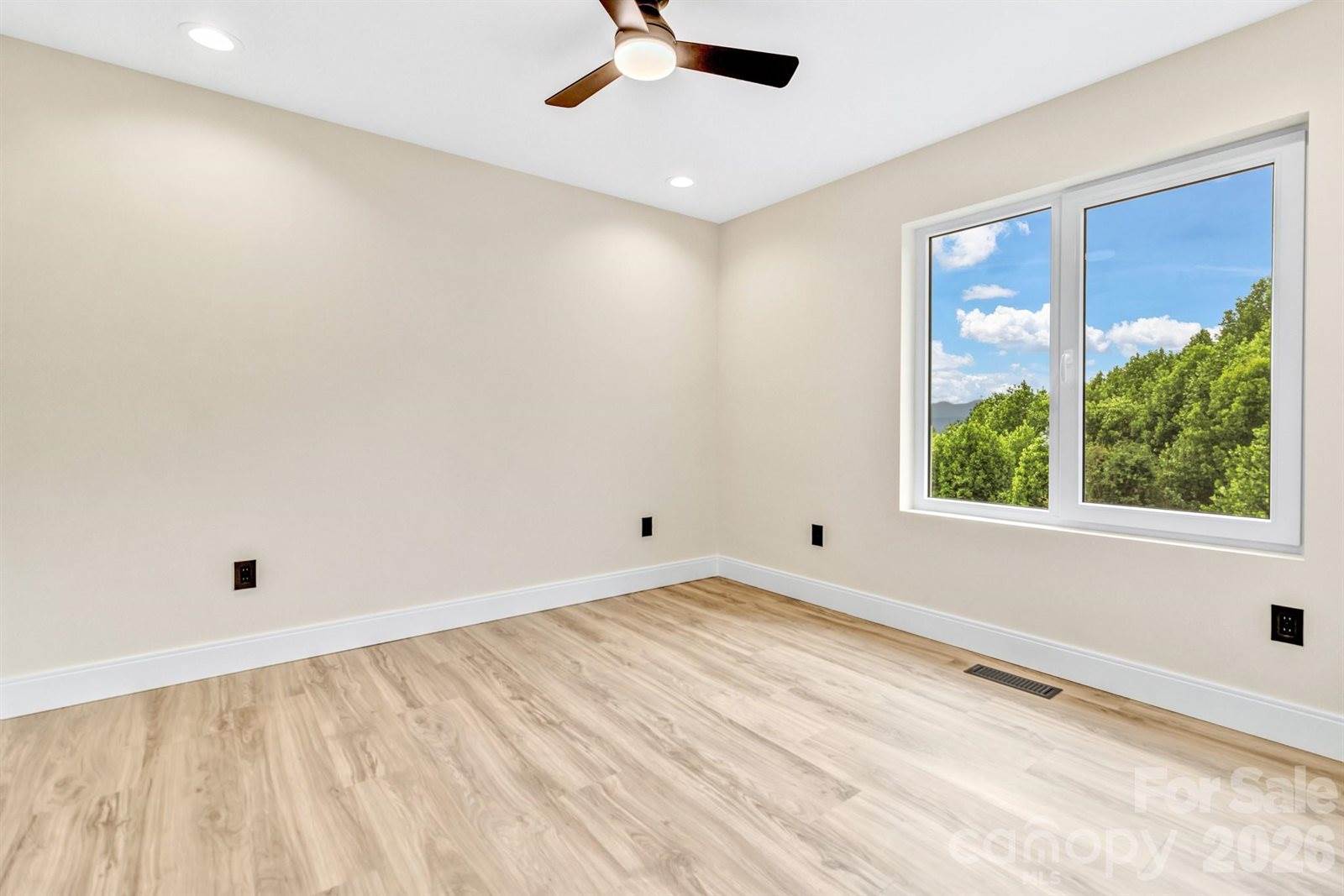 221 Coopers Drive, Hendersonville, NC 28739