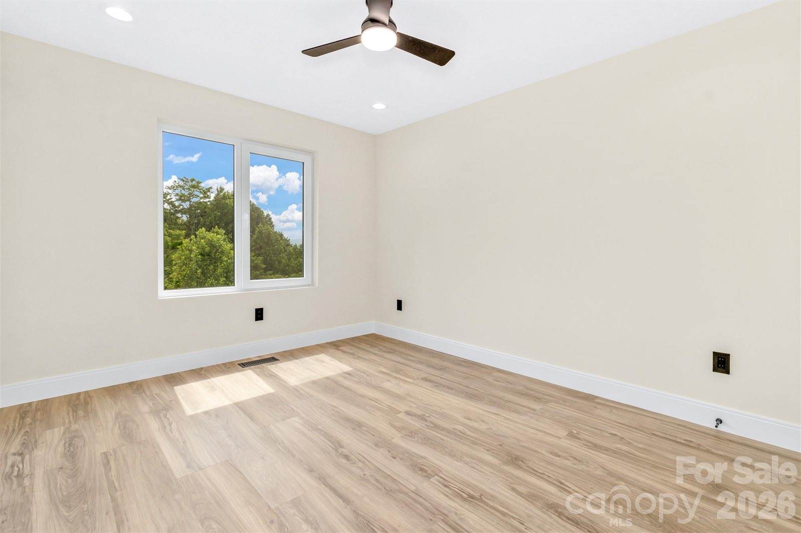 221 Coopers Drive, Hendersonville, NC 28739
