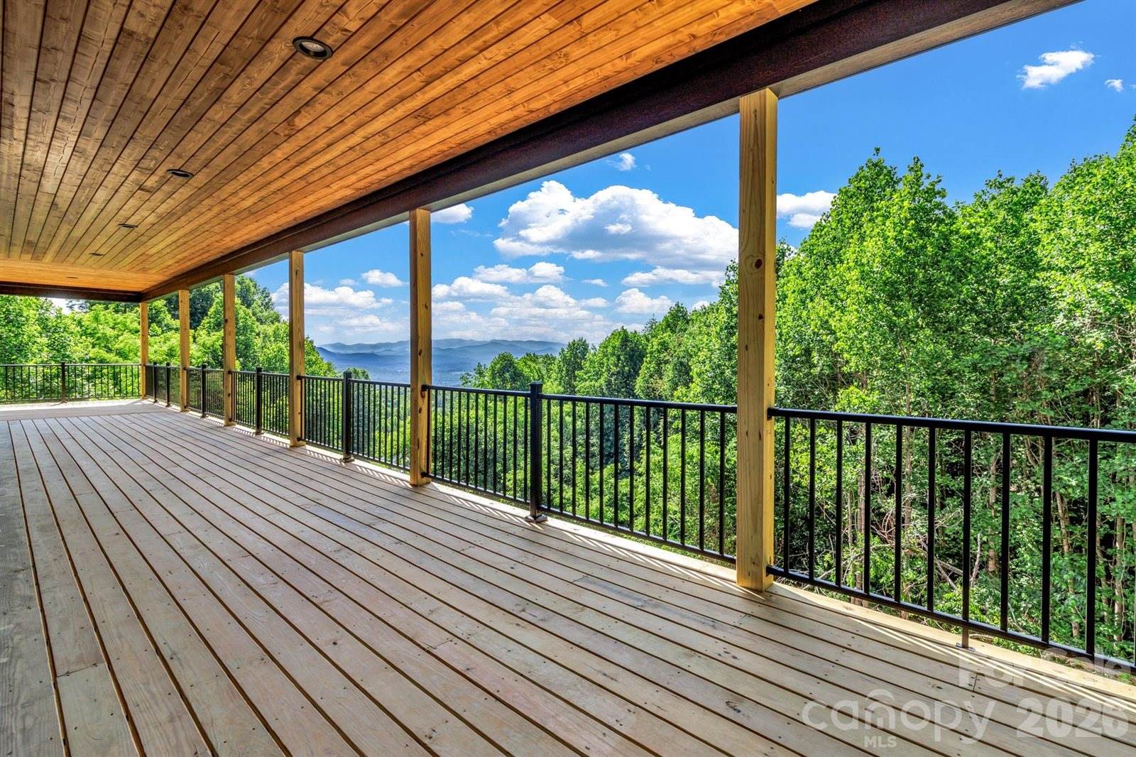 221 Coopers Drive, Hendersonville, NC 28739