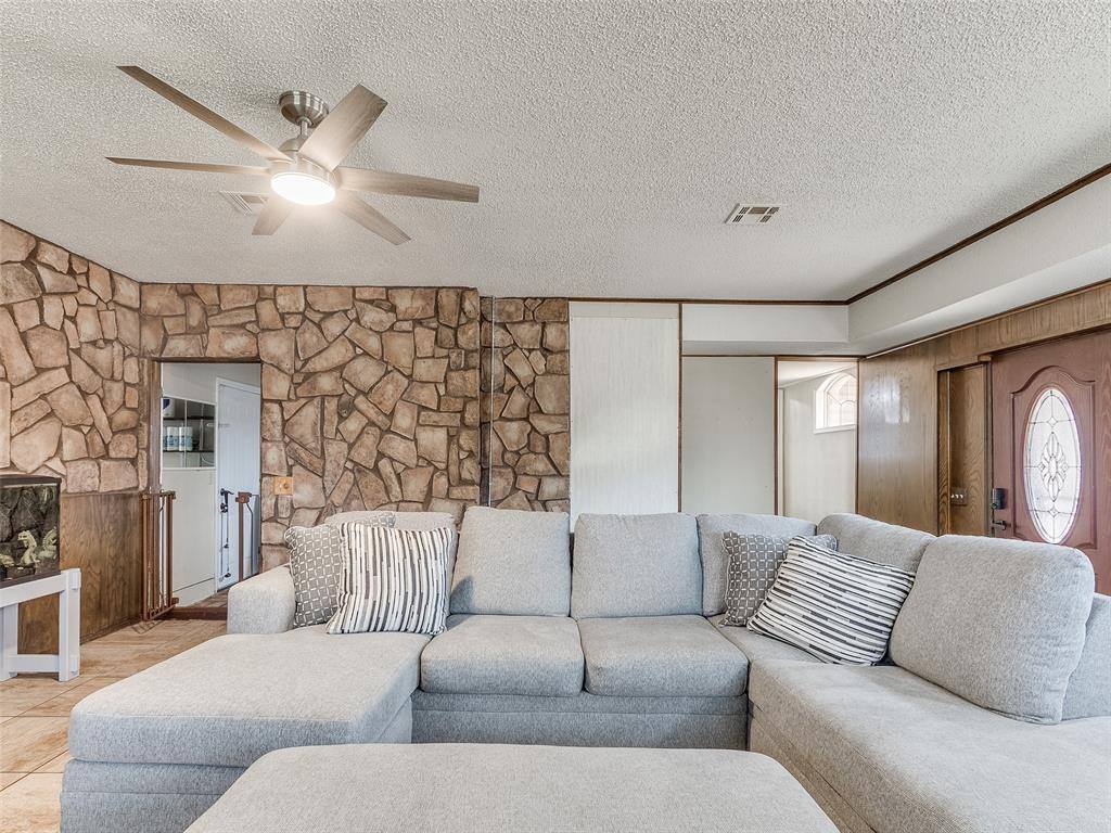 828 Briarlane Road, Del City, OK 73115