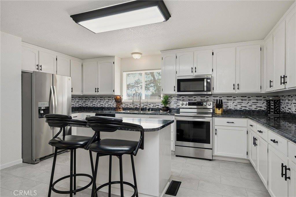 18685 Oak Grove, Hidden Valley Lake, CA 95467