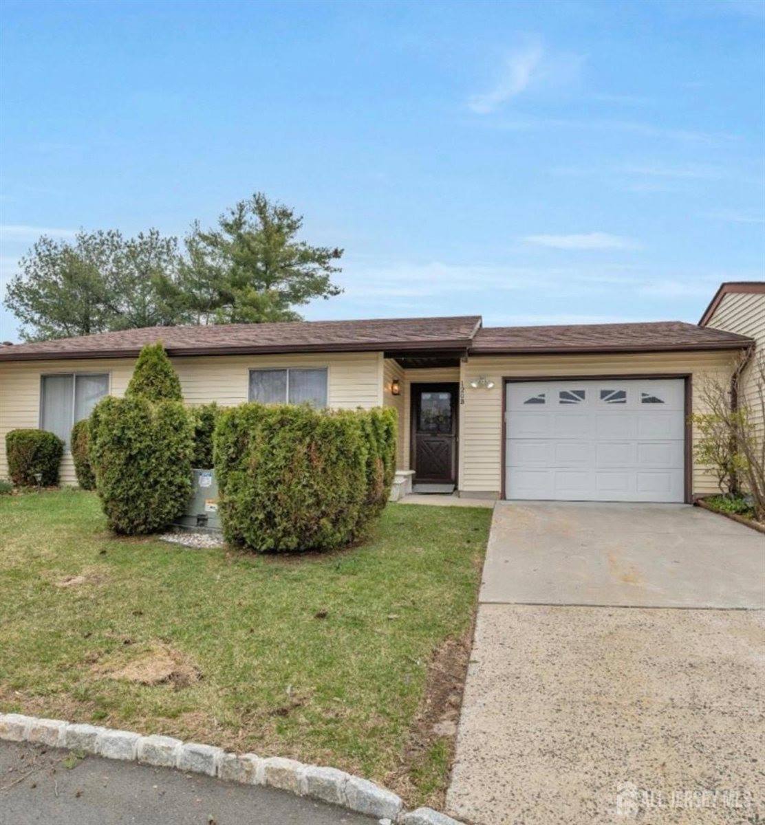 120 Ironwood Plaza, Monroe, NJ 08831