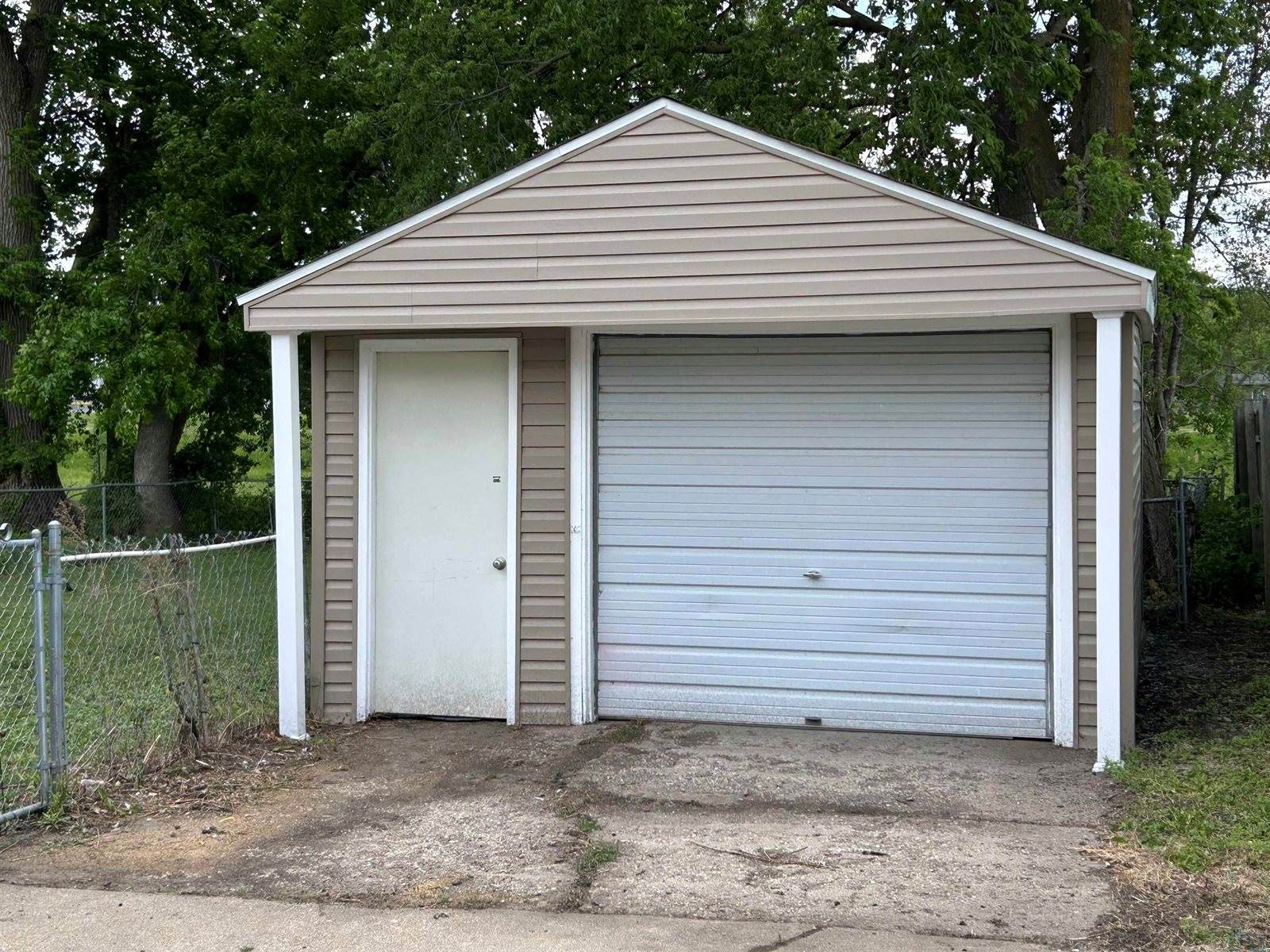 2217 Geneva, Sioux City, IA 51103