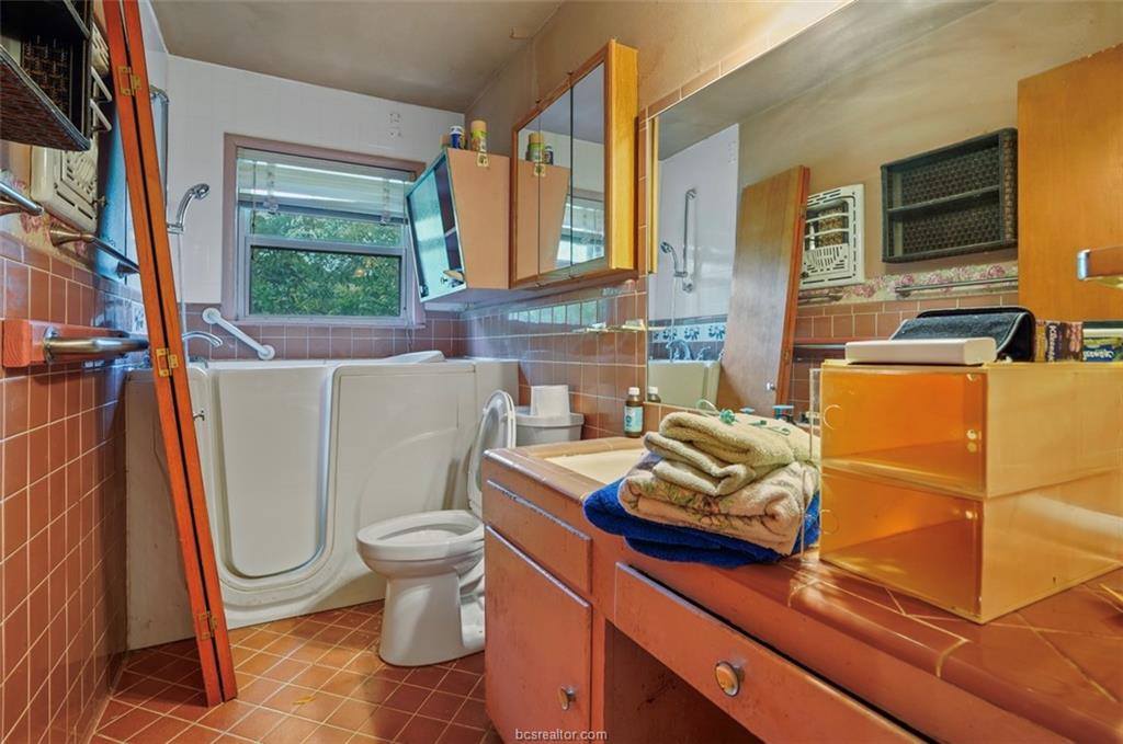 2109 Wayside Drive, Bryan, TX 77802