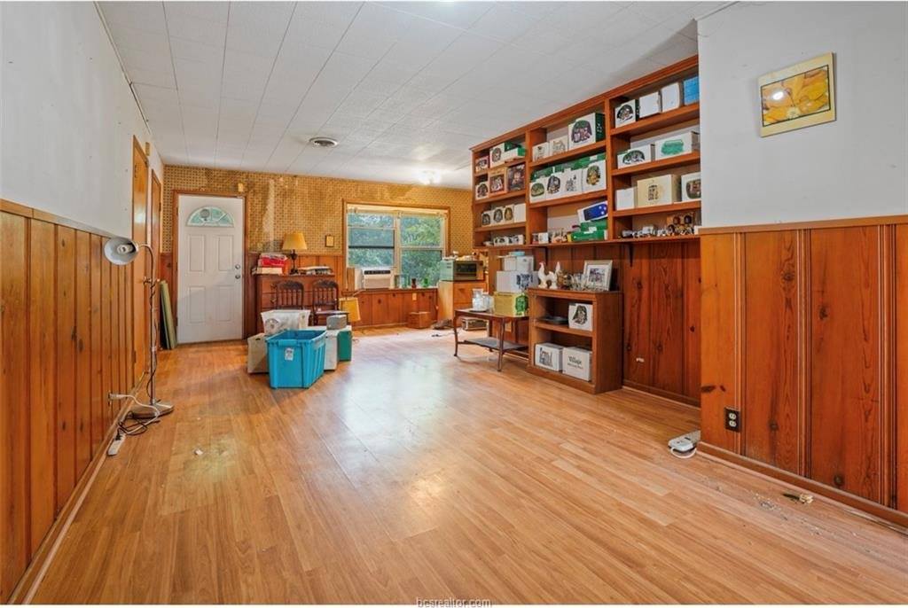 2109 Wayside Drive, Bryan, TX 77802
