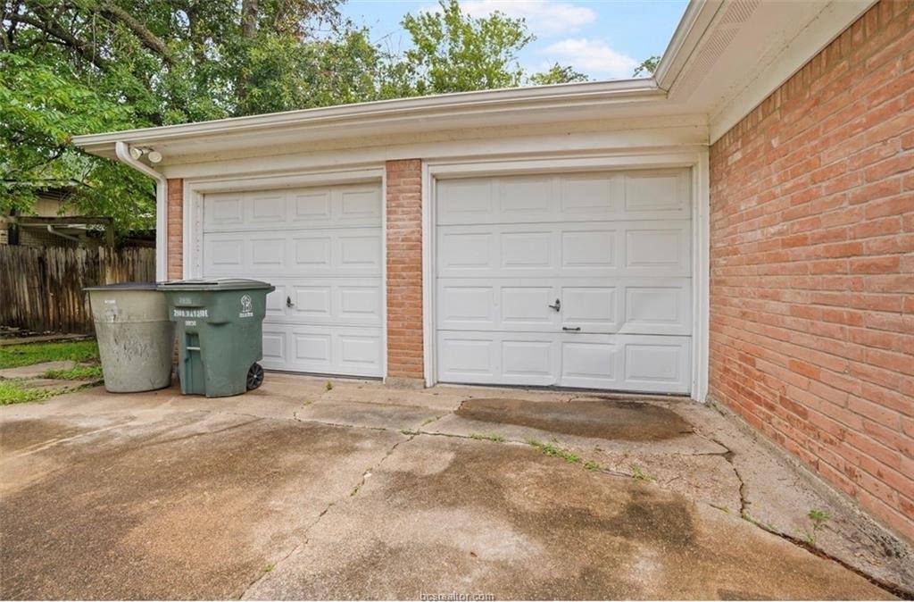 2109 Wayside Drive, Bryan, TX 77802