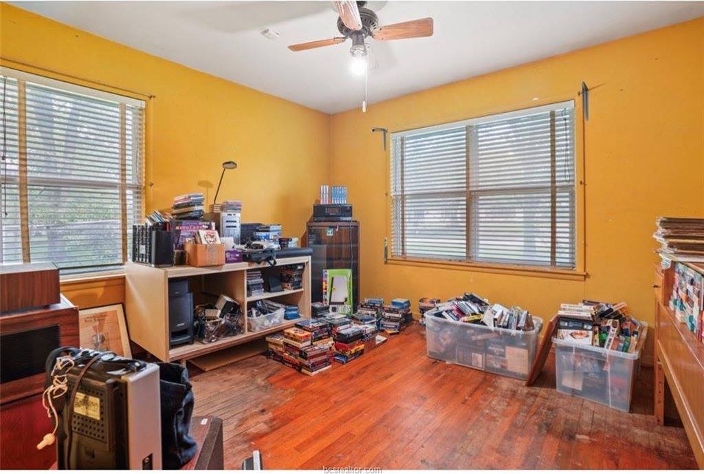 2109 Wayside Drive, Bryan, TX 77802