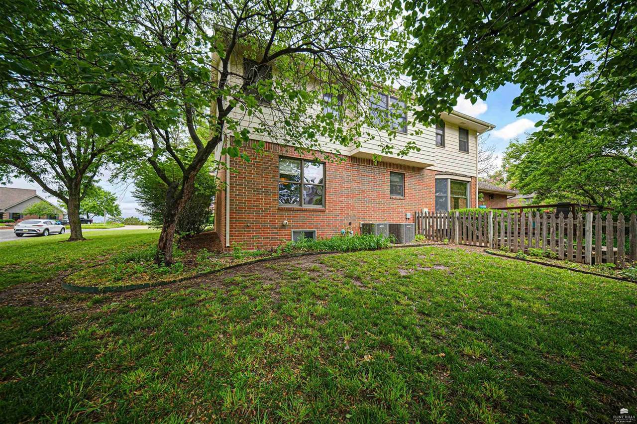 731 Victoria Heights Terrace, Salina, KS 67401