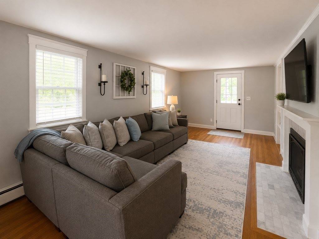 28 Park St, Wrentham, MA 02093