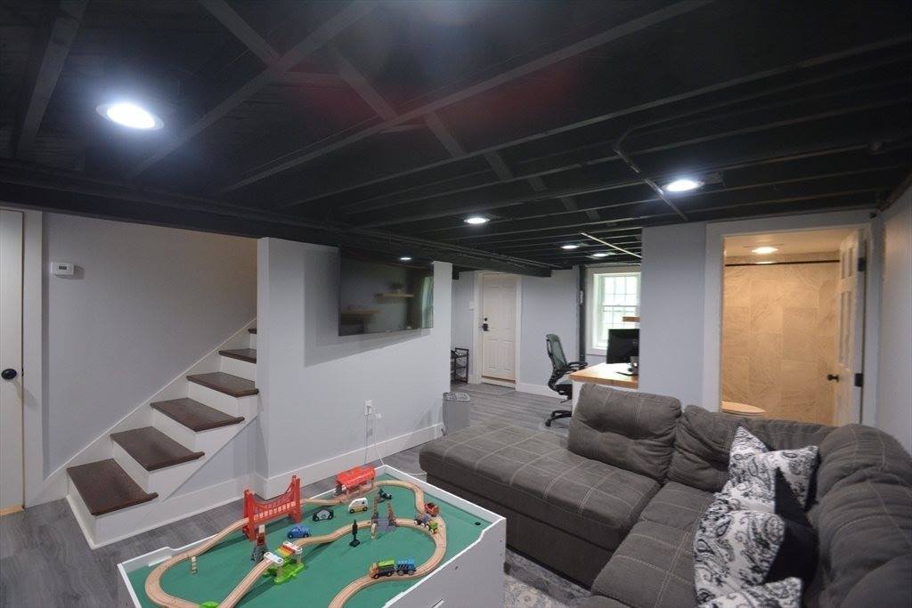 28 Park St, Wrentham, MA 02093