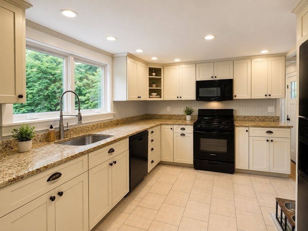 28 Park St, Wrentham, MA 02093