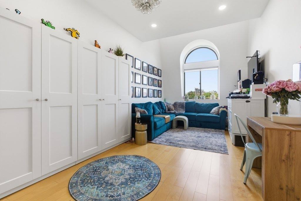 160 Commonwealth Ave, Boston, MA 02116