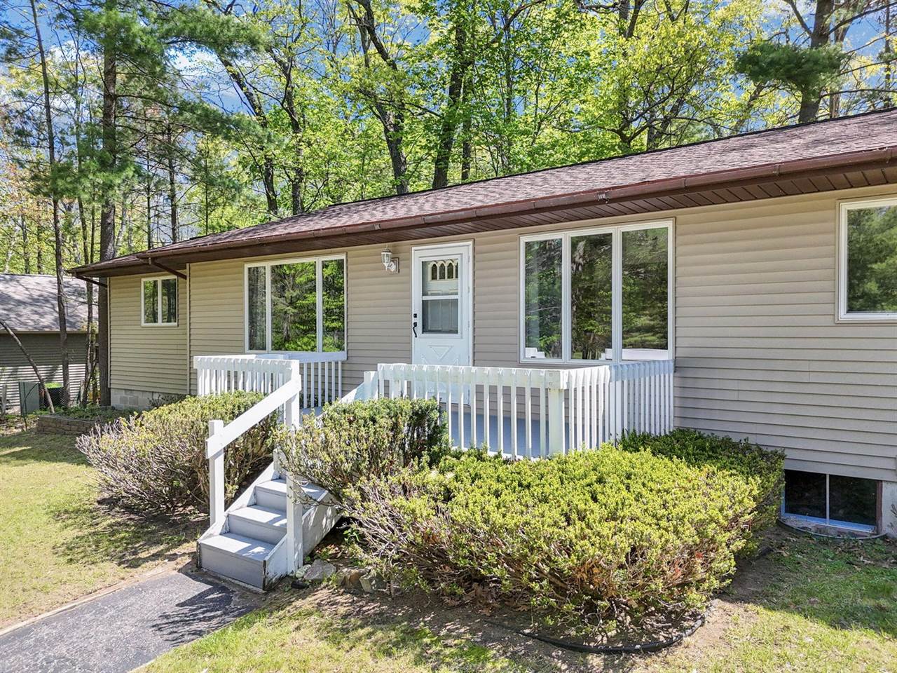 6412 East Higgins Lake Drive, Roscommon, MI 48653