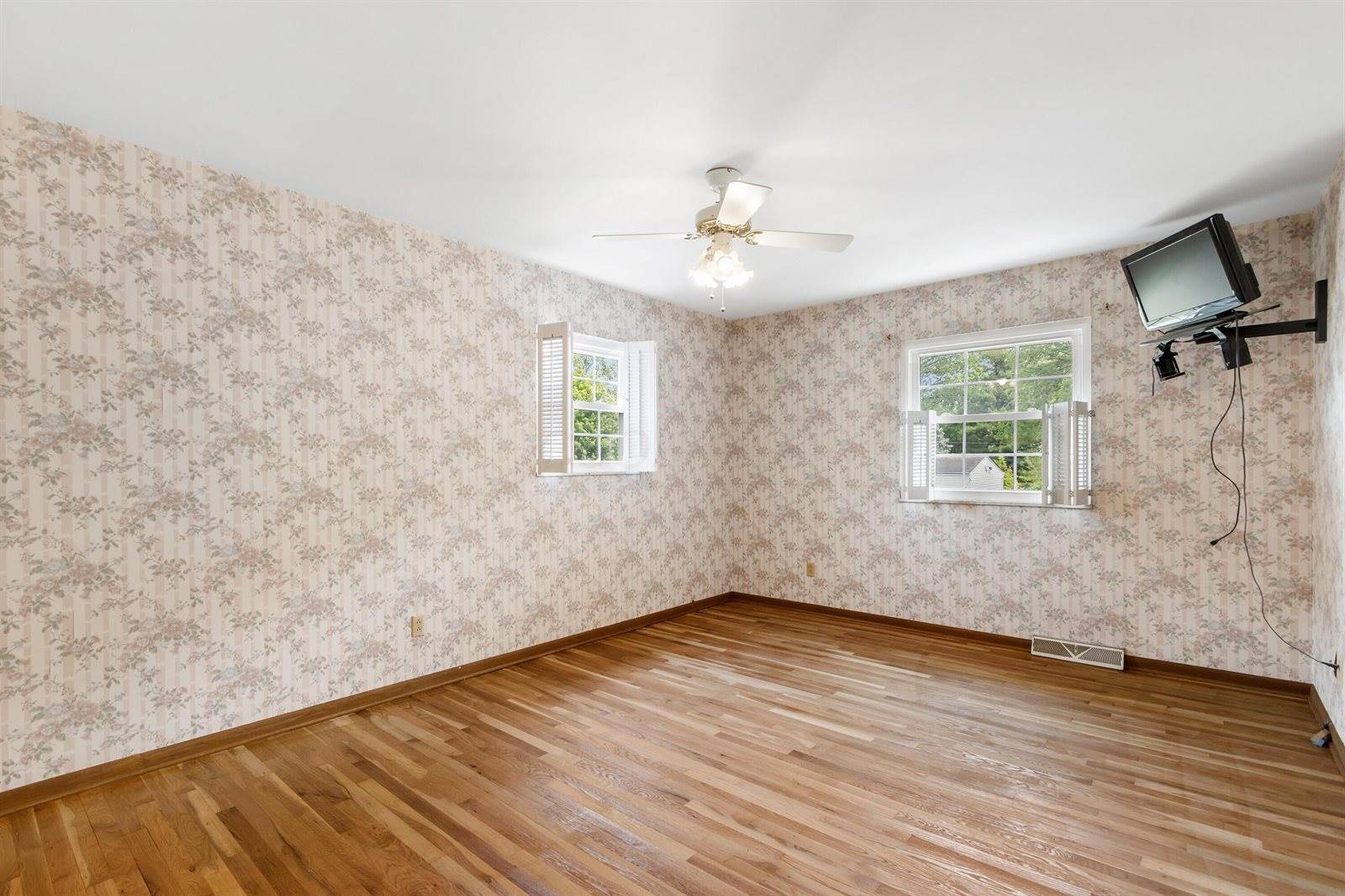 6835 Bowerman Street East, Worthington, OH 43085