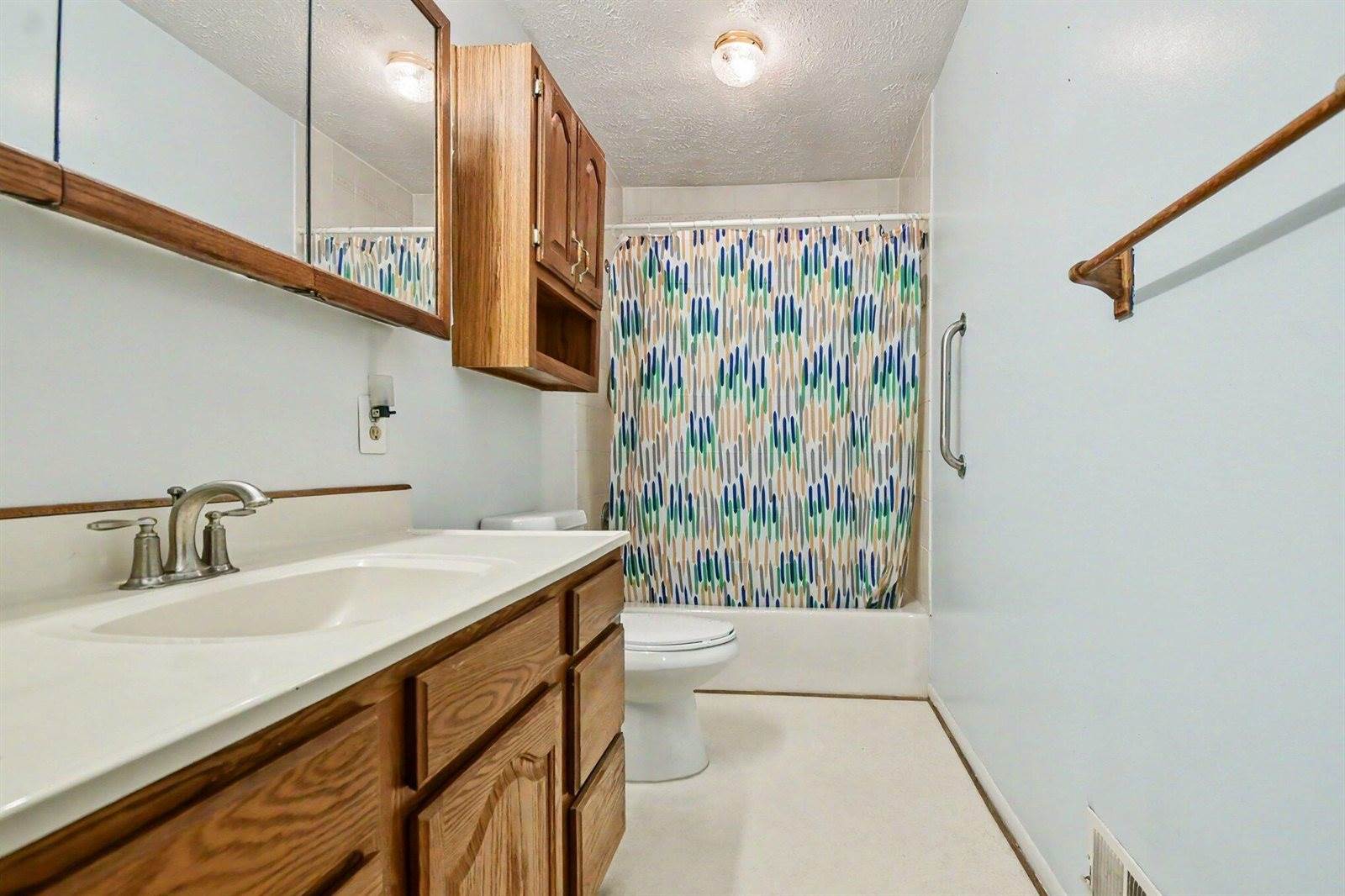 306 Silverhill Drive, Houghton Lake, MI 48629