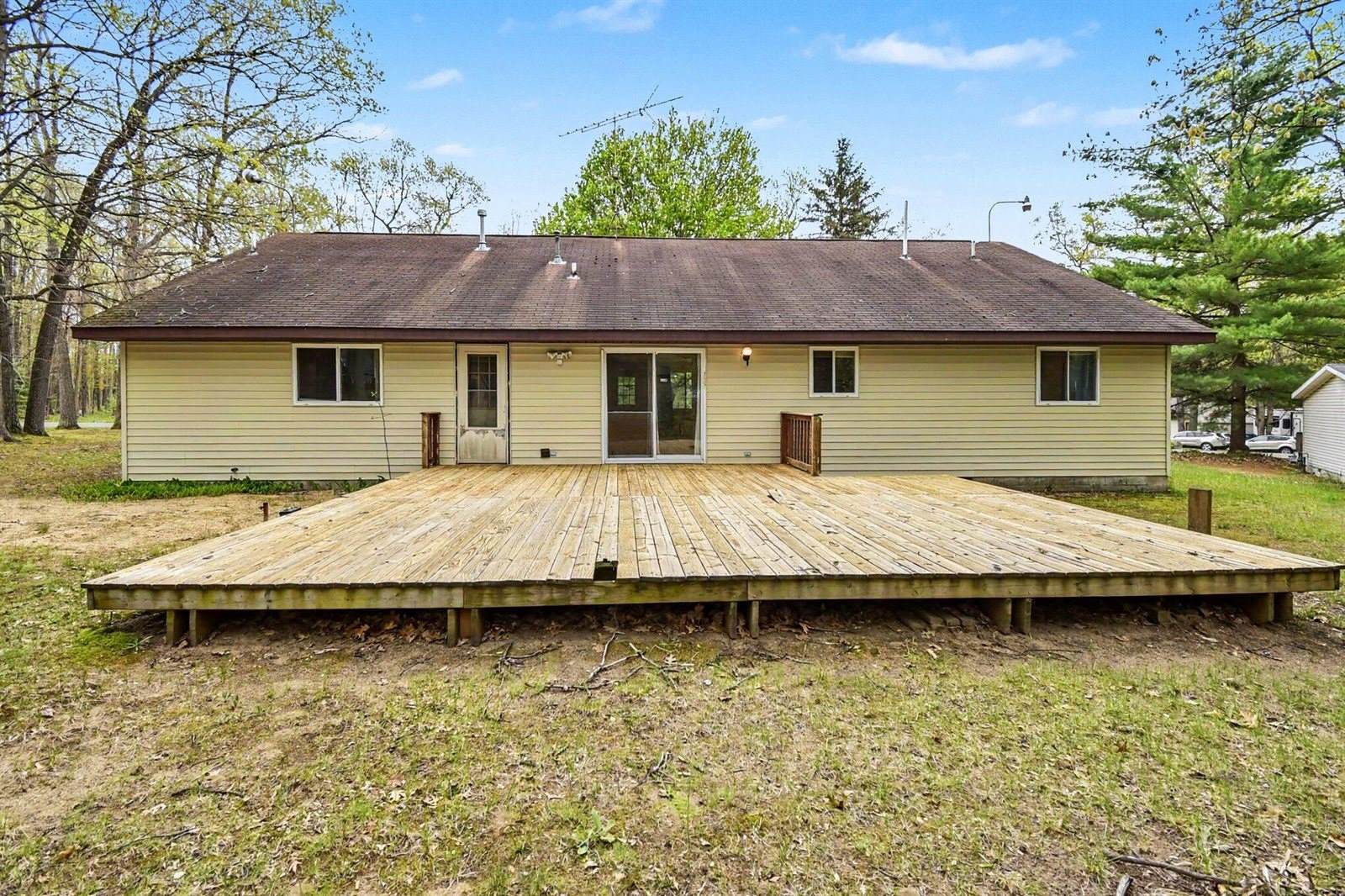 306 Silverhill Drive, Houghton Lake, MI 48629
