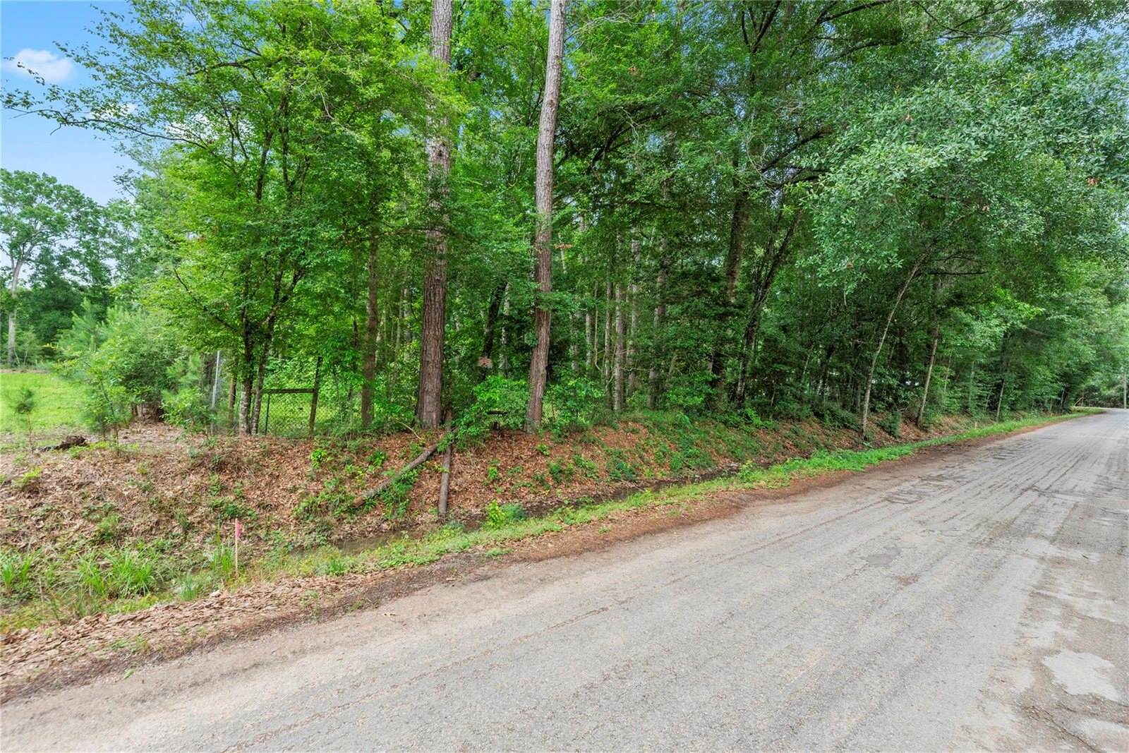 8 County Road 3564, New Caney, TX 77357