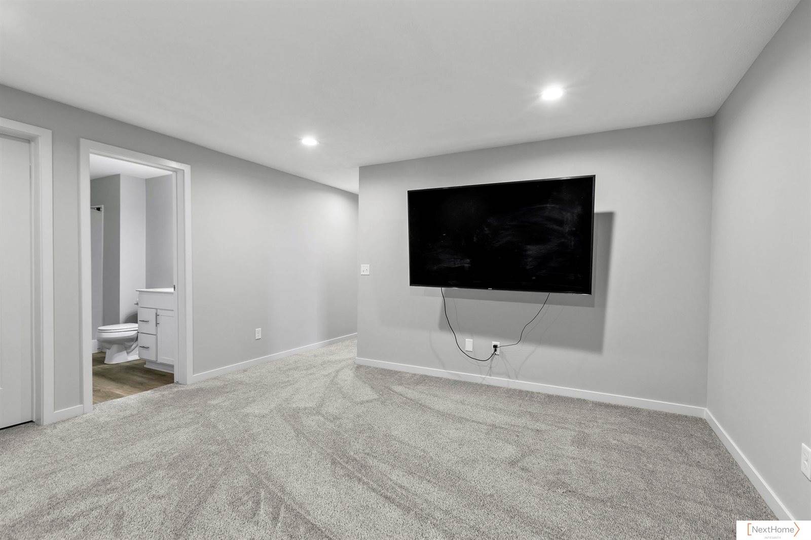 910 Titan Drive, Hickman, NE 68372