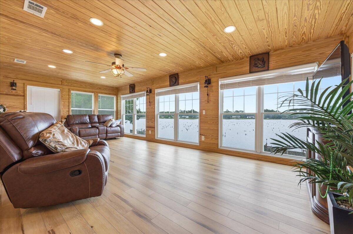 79 Kings Lake Boulevard, DeFuniak Springs, FL 32433
