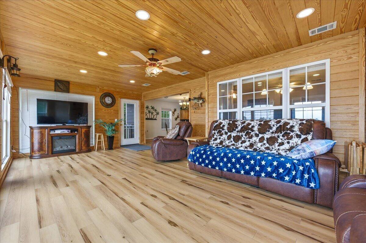 79 Kings Lake Boulevard, DeFuniak Springs, FL 32433