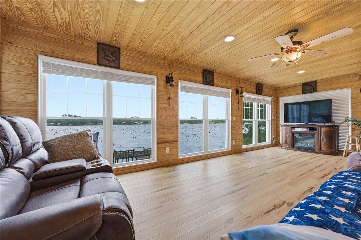 79 Kings Lake Boulevard, DeFuniak Springs, FL 32433
