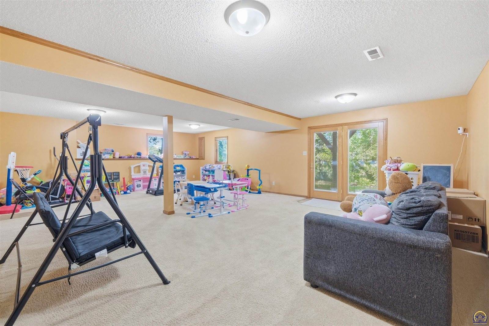 2611 SW Golf View DR, Topeka, KS 66614