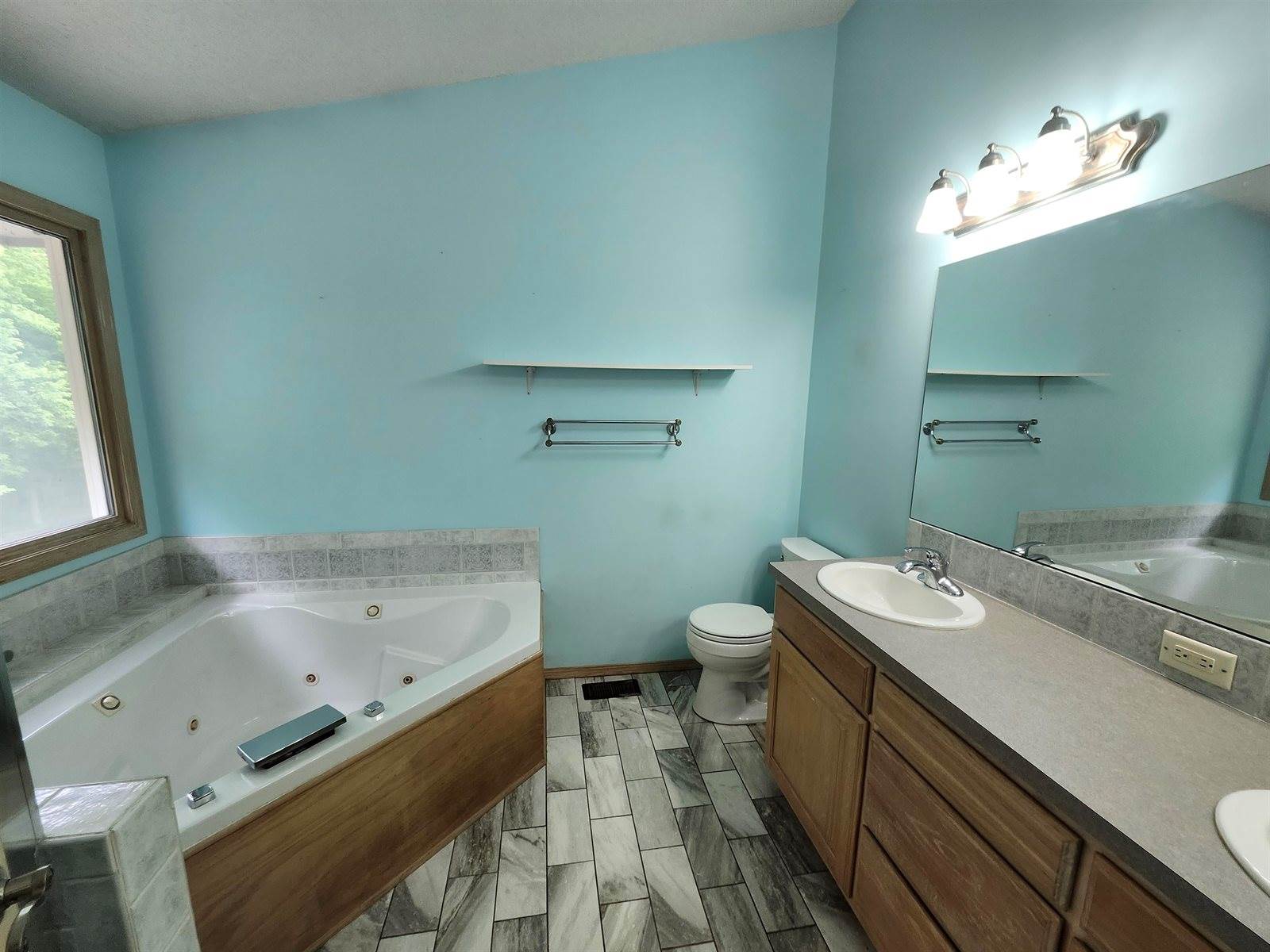 2211 South Glenhurst Ct, Andover, KS 67002