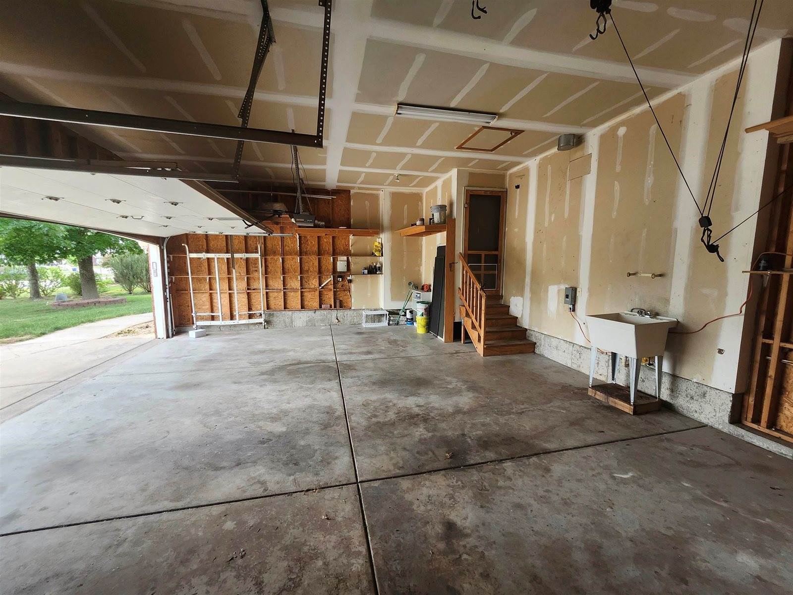 2211 South Glenhurst Ct, Andover, KS 67002